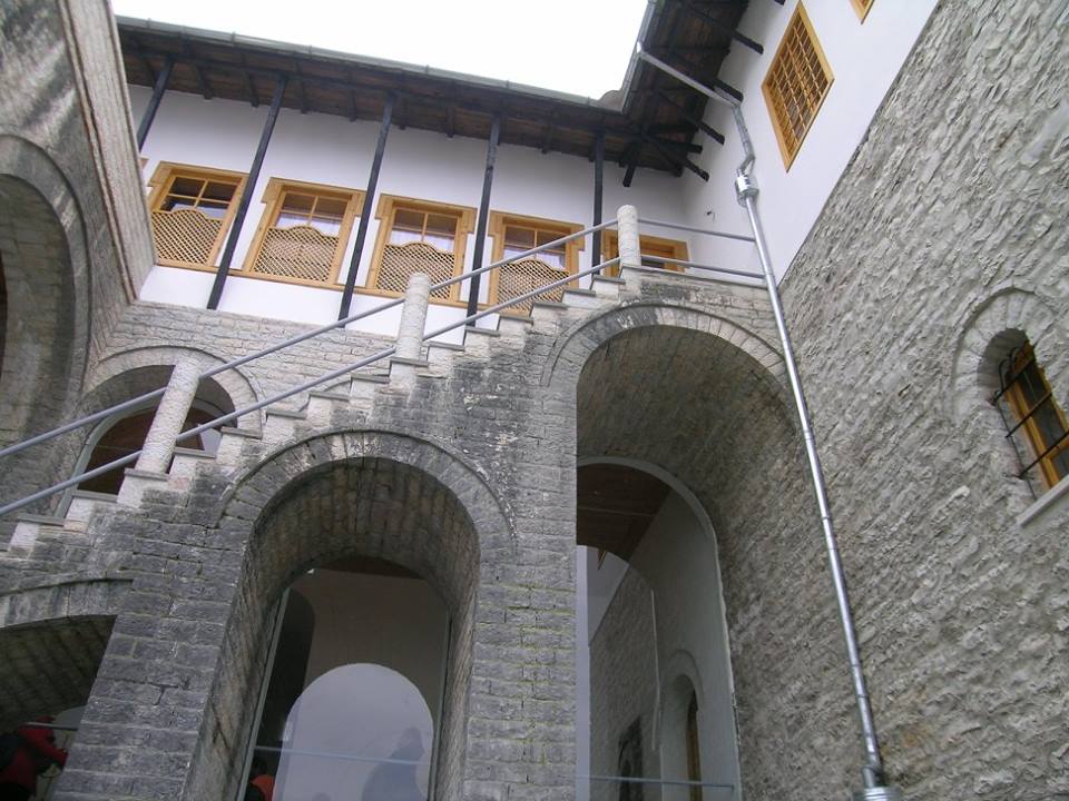 Historia e panjohur e shtëpisë së Kadaresë në Gjirokastër - Albspirit